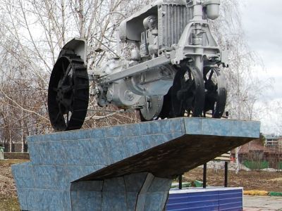 Памятник трактору «Универсал» (модель ВТЗ-1)