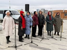В Якутске состоялось возложение цветов к памятнику матери