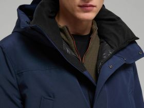 Пуховое полупальто с накладными карманами и капюшоном