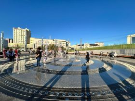 Фотофакт: убрали ограждения вокруг фонтана на площади Республики в Якутске