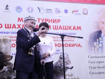 На призы 102-летнего ветерана Наума Слепцова провели матч-турнир по шахматам и шашкам