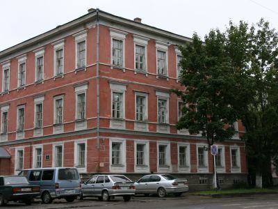 Здание бывшей гимназии, 2-х этажное, каменное