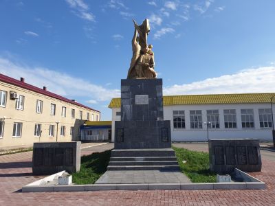 Братская могила с памятником