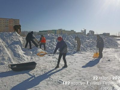 В Сайсарах строят ледяную горку после предложения жителей Якутска