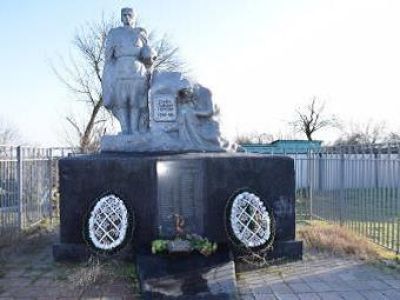 Братская могила 60 воинов Советской Армии, погибших в 1942 - 43 гг. при освобождении станицы от немецко-фашистских захватчиков