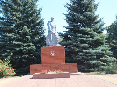 Братская могила советских воинов, погибших в боях с фашистскими захватчиками в 1943 году. Захоронено 49 человек, имена 5 человек установлены. Скульптура советского воина