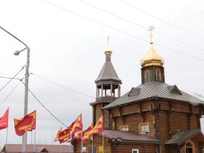 Залпы салюта над мрамором плит