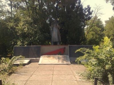 Братская могила советских воинов
