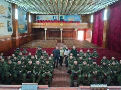 Якутян в войсковых частях и госпиталях посетили сотрудники Постпредства по ДФО