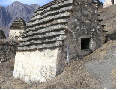 Склеп наземный с двухскатной ступенчатой кровлей 11