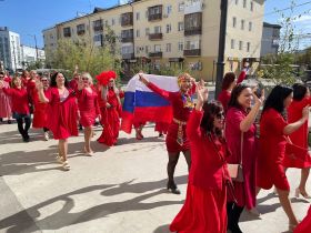 По центру Якутска прошли около 130 женщин в красном