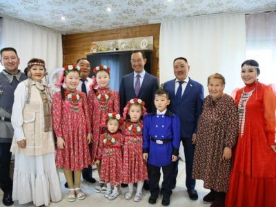 Победившую во всероссийском конкурсе семью навестил Айсен Николаев в Нюрбинском районе