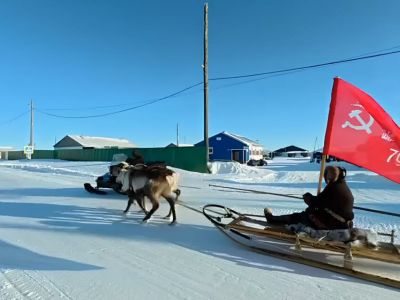 Знамя Победы на оленьих упряжках отправили из Якутии в Красноярский край