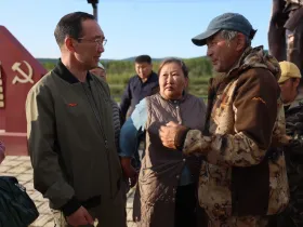 Глава Якутии встретился с жителями пострадавших от паводка сел в Оймяконском районе