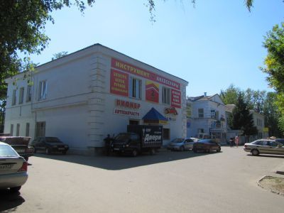 Здание школы № 1, в которой учился в 1930-1940 гг. Герой Советского Союза Новиков Александр Евдокимович. Установлена мемориальная доска