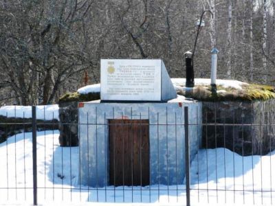 Блиндаж, где в 1941-44 гг. находился узел связи («Тройка-1»), обеспечивавший связь блокадного Ленинграда с Москвой и частями Ленинградского фронта. Установлена памятная доска