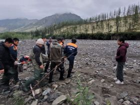 Спасатели эвакуировали 19-летнюю студентку, упавшую с высоты в Томпонском районе Якутии