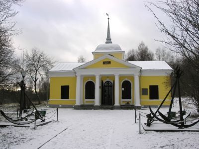 Усадьба "Ботик", бот "Фортуна" и памятник Петру I на месте строительства первого русского флота в 1689-1693 гг.