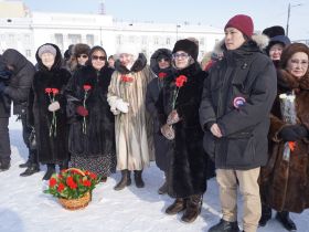 В Якутске возложили цветы к памятнику Алексею Кулаковскому