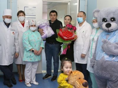 Удачнинскую роженицу поздравили с Днем матери