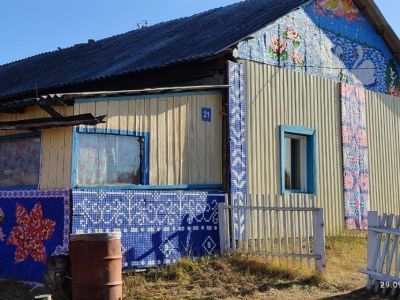 Копили с 2015 года: в Якутии две сестры украсили фасад дома пластиковыми крышками