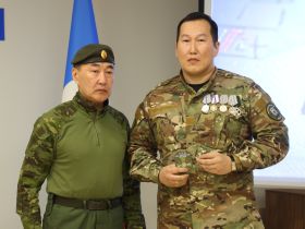 Нагрудные знаки добровольцев вручили участникам СВО в Якутии