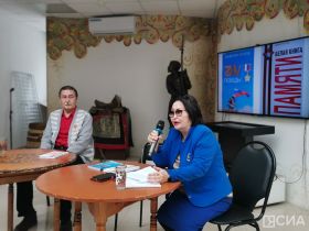 Писатель Валентин Егоров представил школьникам издания «ZOV Победы» и «Белая книга Памяти»