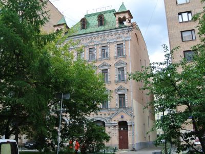 Доходный дом Н.С.Титова, 1914 г., архитектор М.А.Исаков. Здесь в 1920-1940-е гг. жили ученые-археологи П.А.Дмитриев и Е.Н.Липеровская