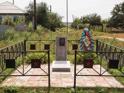 Могила летчика В.Р. Серова, погибшего в период Сталинградской битвы