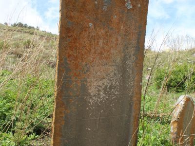 Две одинокие стелы