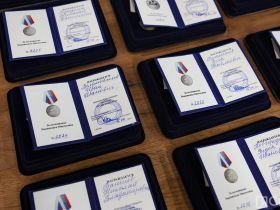 В Якутии вручили медали «Отец солдата» и передали награды родственникам павших бойцов СВО