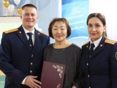 Сотрудники следственного управления поздравили педагогов подшефного учебного заведения с Днем учителя