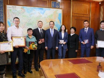Глава Якутии вручил госнаграды врачам, вернувшимся из ДНР и ЛНР