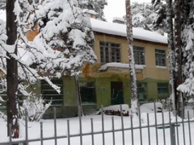 Дом, где в 1941-1944 гг. находился штаб Ижорского укрепрайона КБФ. На доме установлена памятная доска