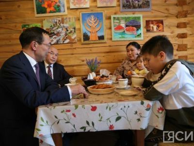 Айсен Николаев в Вилюйске встретился с семьей военнослужащего