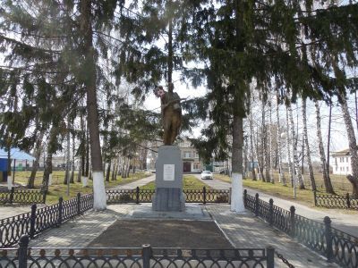 Братская могила воинов Советской Армии, погибших в период Великой Отечественной войны. Захоронено и установлено фамилий 28 человек. Скульптура установлена в 1959 году