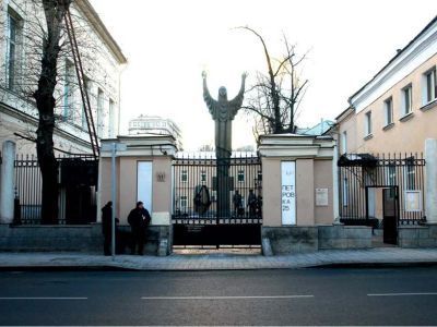 Ограда с пилонами ворот