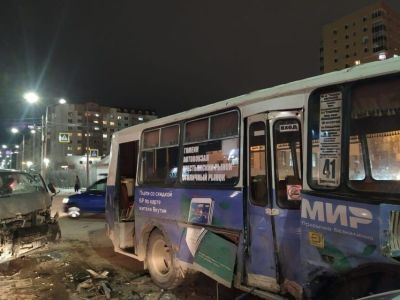 В Якутске столкнулись микроавтобус и маршрутный автобус. Сообщается о пяти пострадавших