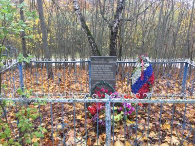 Братская могила советских патриотов, казненных гитлеровцами в 1941-1942 гг. Установлен обелиск