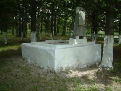 Братская могила партизан, погибших в борьбе  с колчаковцами