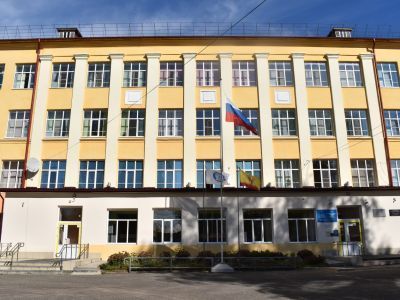 Здание школы, где учился Герой Советского Союза В.И.Уруков. Здесь в годы Великой Отечественной войны находился эвакогоспиталь