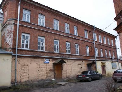 Жилой флигель для рабочих с баней и конюшней