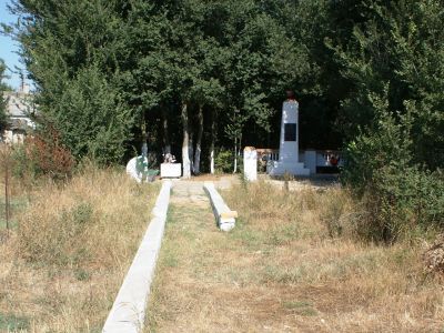 Братская могила советских воинов