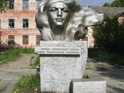 Памятник Герою Советского Союза, польской патриотке Аннеле Тадеушевне Кживонь