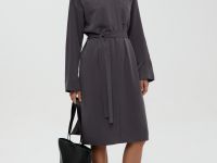 Платье с нагрудными карманами и поясом