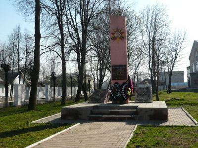 Братская могила 68 воинов Советской Армии, погибших в 1941-1943 гг. в боях с немецко-фашистскими захватчиками. Установлена скульптура