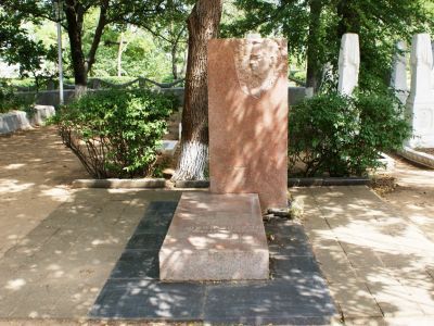 Могила Героя Советского Союза А.И.Шапошникова (скульптор Р.В.Сердюк)