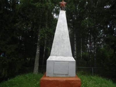 Братская могила советских воинов, погибших в боях с немецко-фашистскими захватчиками