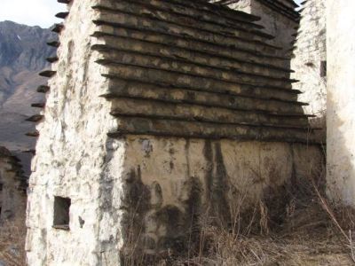 Склеп наземный с двухскатной ступенчатой кровлей 8