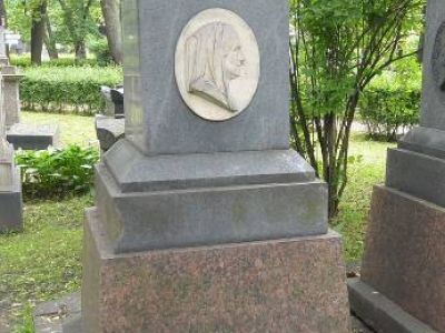 Надгробие Олениной Е.М.